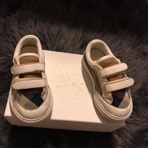 Burberry shoes baby